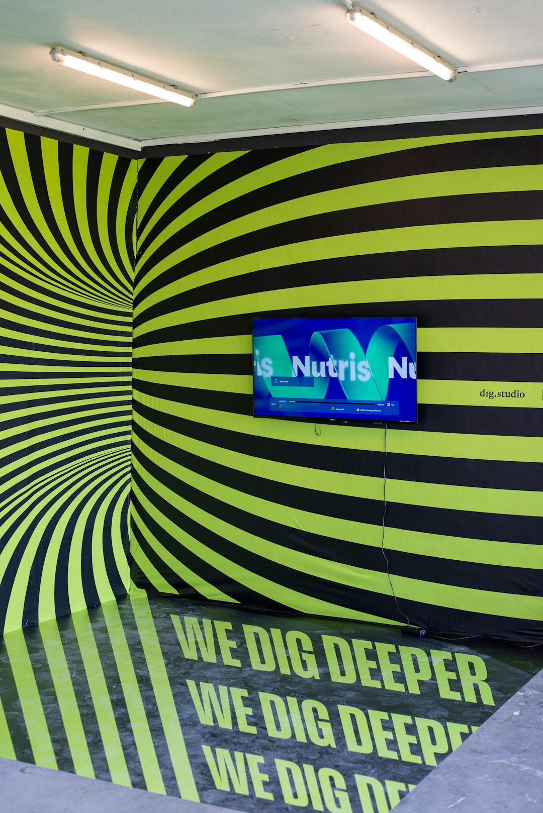 vibrant-room-with-optical-illusion-walls-and-tv-screen-9xnpu75ublo